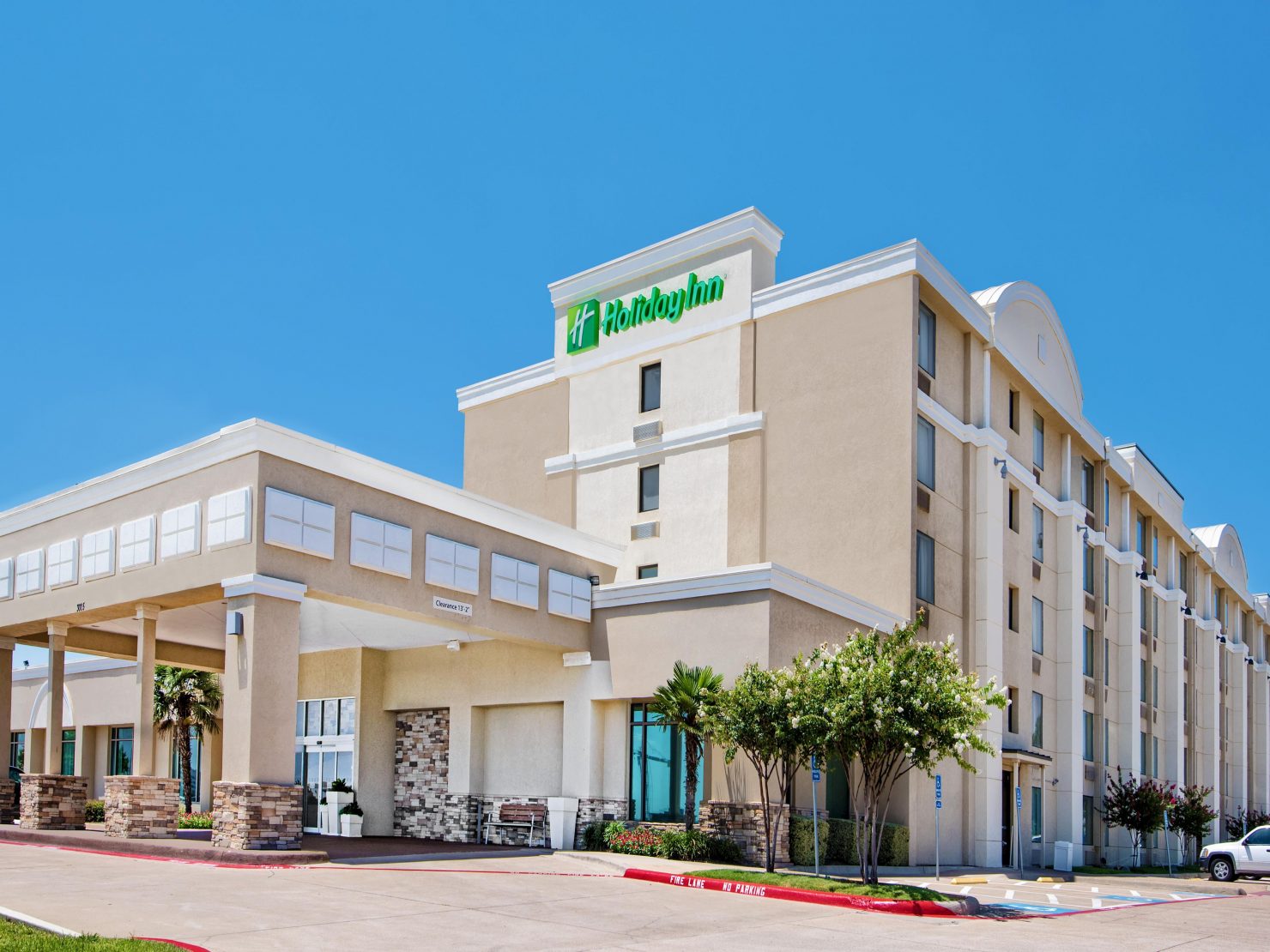 holiday-inn-suites-dfw-bedford-south-ext-day